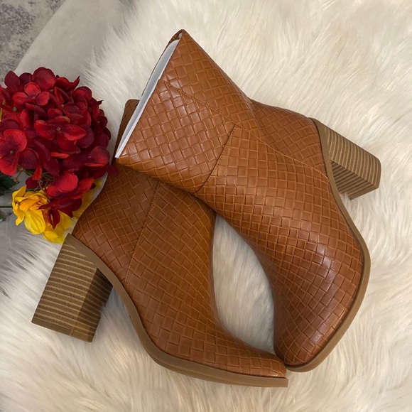 Sz 7 Arden Basket Weave Cognac Block Heeled Boots NEW POSHMARK - Picture 3 of 10